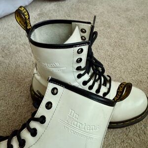 EUC 1460 8-eyelet White Dr. Martens Size US 7